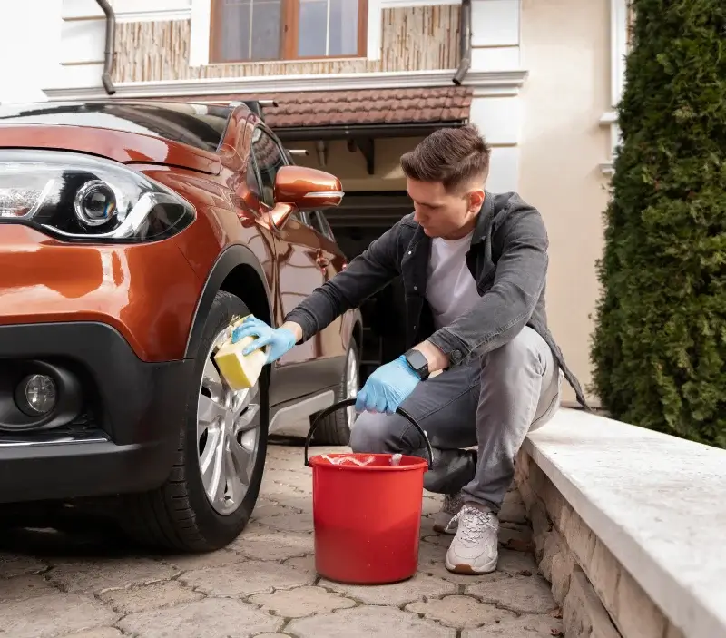 Lavage auto à domicile Ansignan : professionnel intervenant sur un véhicule